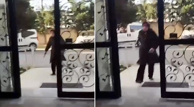 Mothers got involved in a children's fight; they drew knives and advanced.