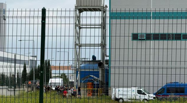 A worker trapped among 1 ton of materials lost his life.