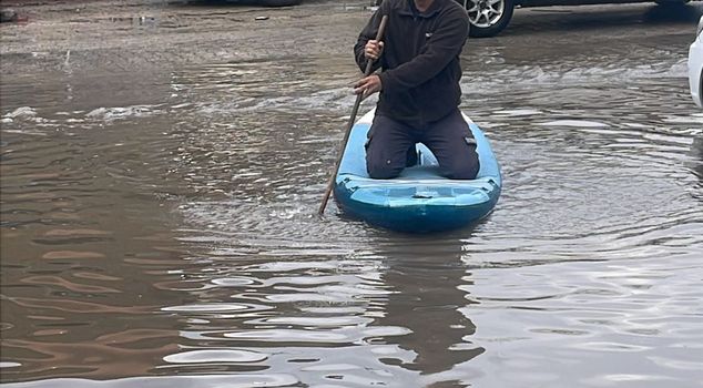 Heavy rain in Adana; roads turned into lakes