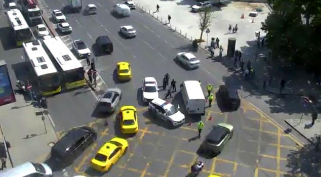 A police officer was seriously injured after being hit by a commercial vehicle in Beşiktaş.
