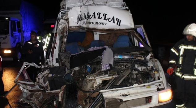 A minibus carrying agricultural workers rear-ended a truck in Aksaray: 12 injured