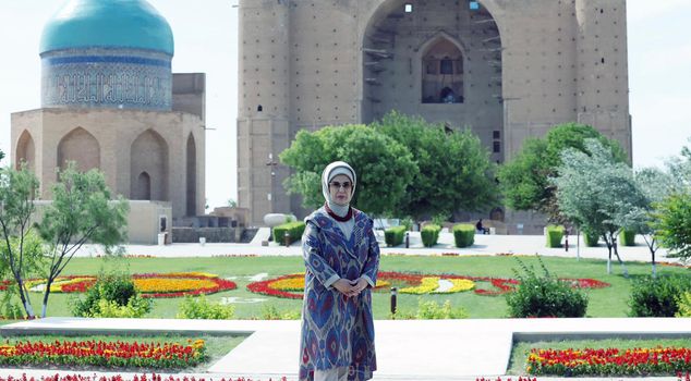 Emine Erdoğan visited the Mausoleum of Khoja Ahmad Yasavi in Turkistan.