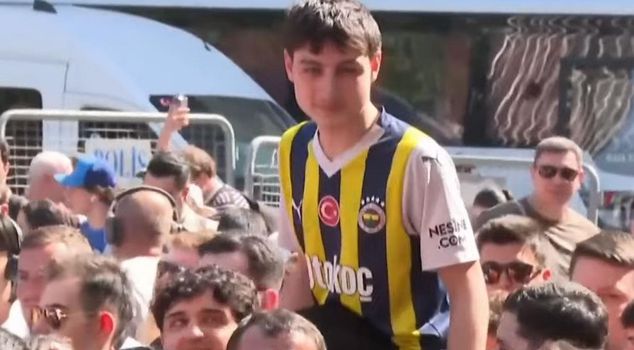 شارك مشجعو فنربخشة في احتفال غلطة سراي ببطولة الدوري