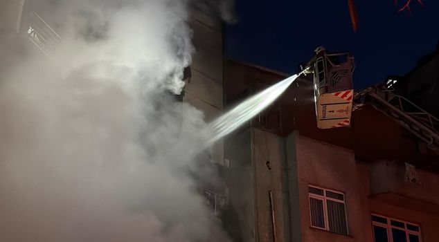 اندلع حريق في دراجة نارية في منطقة شيشلي، وأدى إلى التهام واجهة المبنى والمحل التجاري.