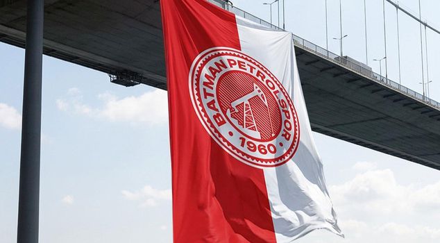 The flag of champion Batman Petrolspor is waving on the Fatih Sultan Mehmet Bridge.