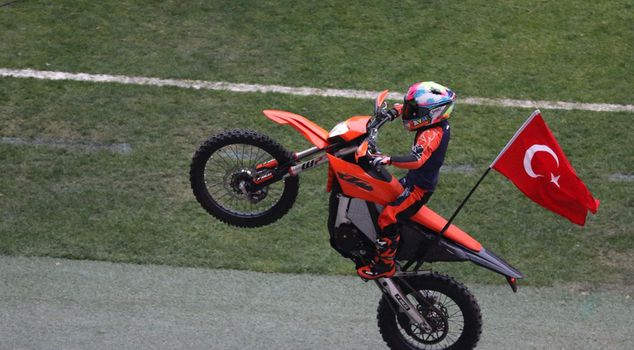 He raised a cloud of dust! A motorcycle show by Zayn Sofuoğlu at Kocaeli Stadium.