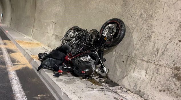 في بورصة حادث مروع: فنان عاشق للدراجات النارية يفقد حياته وابنه يصاب بجروح بالغة