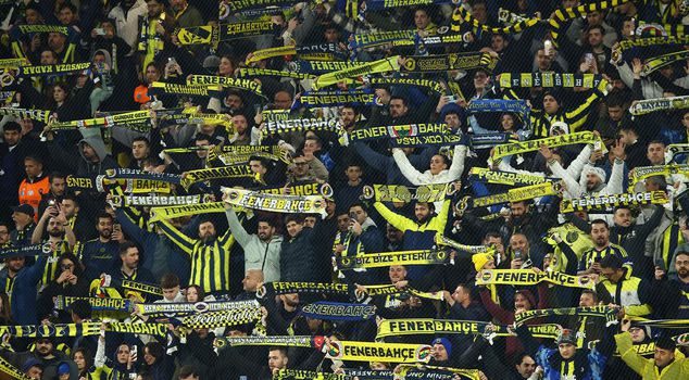 Fenerbahçe fans protest against their players
