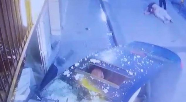 سيارة فاخرة خرجت عن السيطرة في شيشلي واقتحمت متجراً: ظهرت لقطات تلك اللحظات