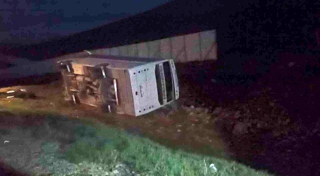 The minibus carrying fans overturned, injuring 27 fans.