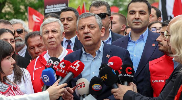 أوزغور أوزل: السياسة هرمة جداً، سوف نعهد بالجمهورية إلى الشباب