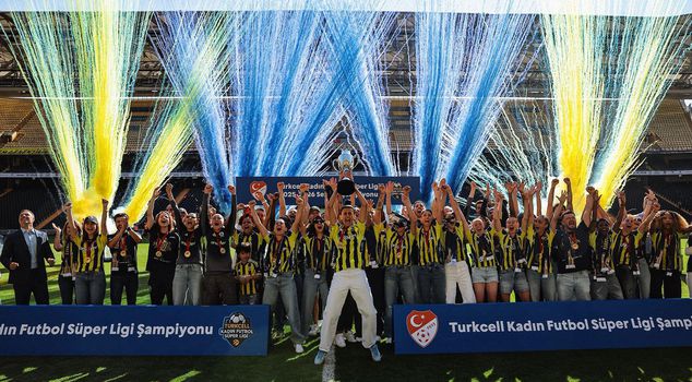 Champion Fenerbahçe arsaVev has lifted its trophy.