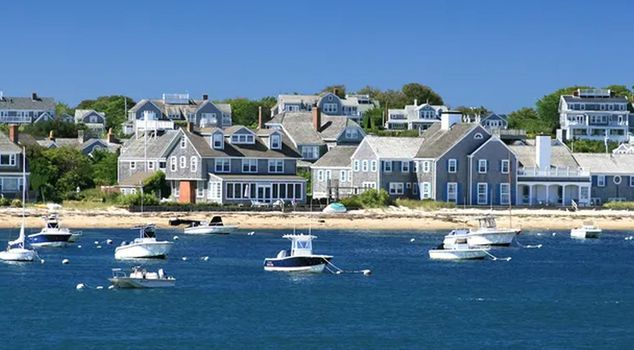 He will give away the $3 million mansion for free, but there's one condition! The ultra-wealthy live there.