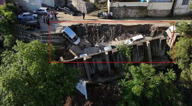 The toll of the rainfall was heavy! The collapsed road swallowed vehicles.