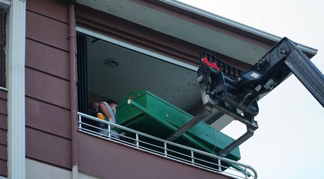 Тело человека весом 250 кг вынесли из его дома с помощью вилочного погрузчика.
