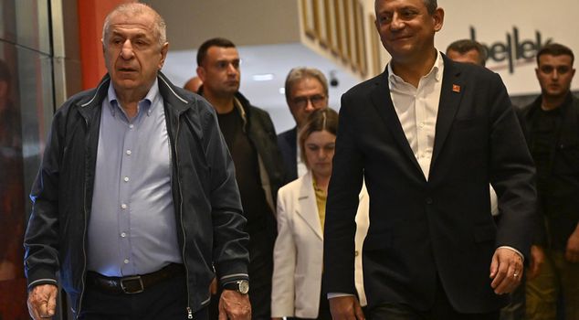 Ümit Özdağ's midnight solidarity visit to CHP headquarters: Democracy crisis peaks