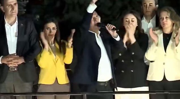 Özel addressed the crowd gathered in front of the CHP headquarters: I am not going anywhere
