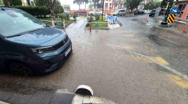 10-minute downpour turns roads into streams in Tekirdağ