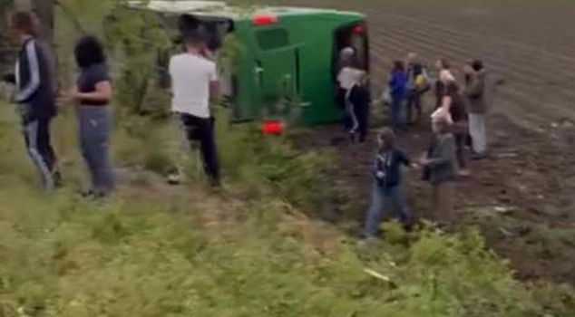 A bus overturned in Çanakkale; there are injured.
