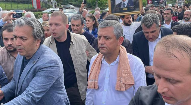 Özgür Özel, departing from the CHP headquarters, is walking toward the Turkish Grand National Assembly.