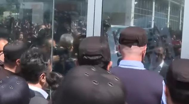 شرعت الشرطة في إخلاء المقر العام لحزب الشعب الجمهوري (CHP)