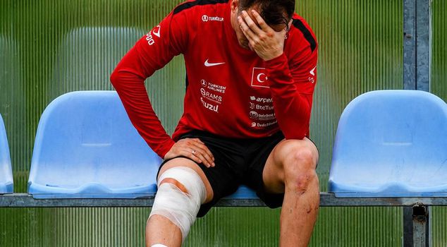 هل سيلحق بكأس العالم؟ إليك المدة التي سيغيب فيها كرم أكتوركوغلو عن الملاعب