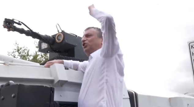 Özgür Özel got on the police TOMA: We left the office to the enthusiasts