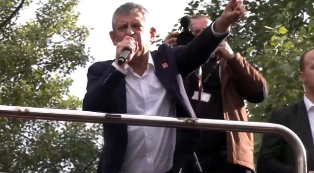 Özgür Özel addressed the crowd in front of the Turkish Grand National Assembly: I clenched my teeth, but enough is enough.
