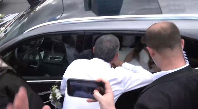 Özgür Özel approached the bride and groom he saw in traffic during his walk.