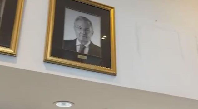 The photo of Özgür Özel at the CHP headquarters was downloaded.