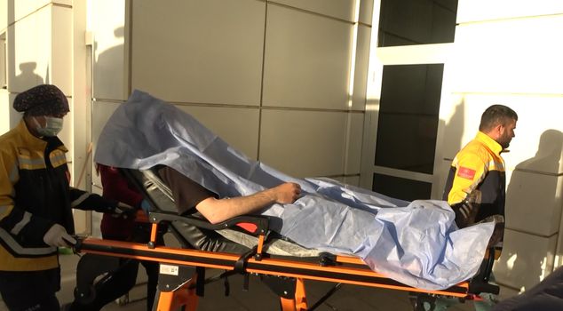 في مشاجرة بسبب الديون، طُعن الأخ الأكبر، وتعرّض أخوه الأصغر للضرب.