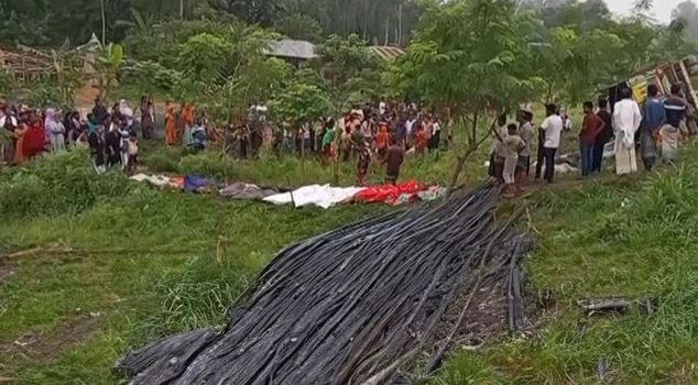 A truck loaded with iron bars overturned, leaving 15 people dead in a horrific accident.