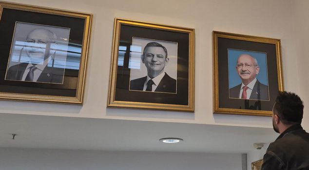 New arrangement of Kılıçdaroğlu and Özgür Özel photos at CHP headquarters