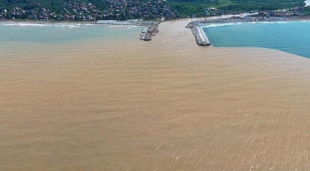 В Сакарье после ливня цвет моря изменился