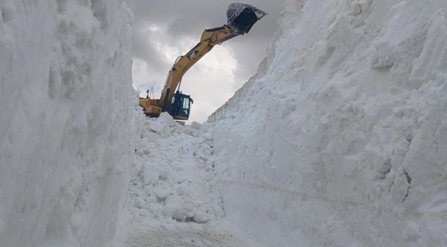 Days before June, there is 6 meters of snow! It disappeared inside a construction vehicle.