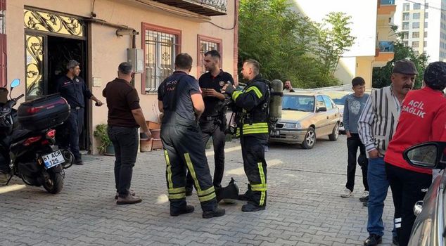 A lifeless body was taken from a house in Kocaeli where foul odors were coming from.