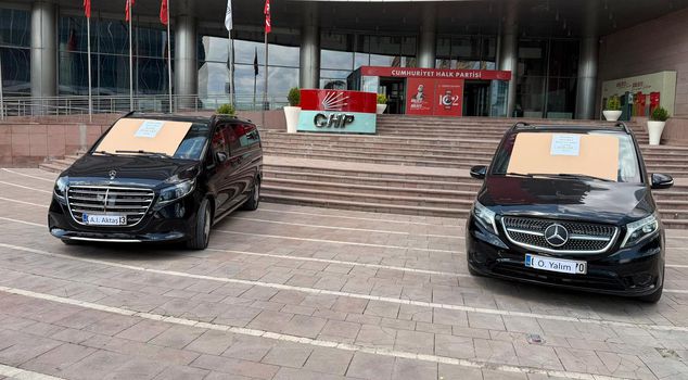 Kılıçdaroğlu: Özgür Özel put two official vehicles up for sale! The notes on them could spark a fight.