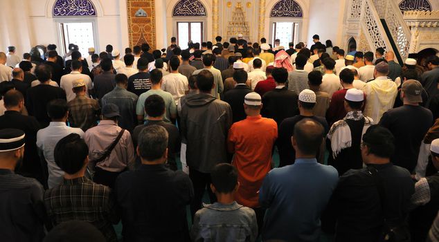 The festival excitement overflowed in Tokyo! The congregation could not fit in the courtyard, and the prayer was performed three times.