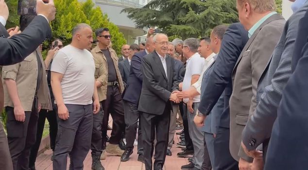 Kılıçdaroğlu greeted party members in front of his house for the holiday! Gürsel Tekin also attended the program.