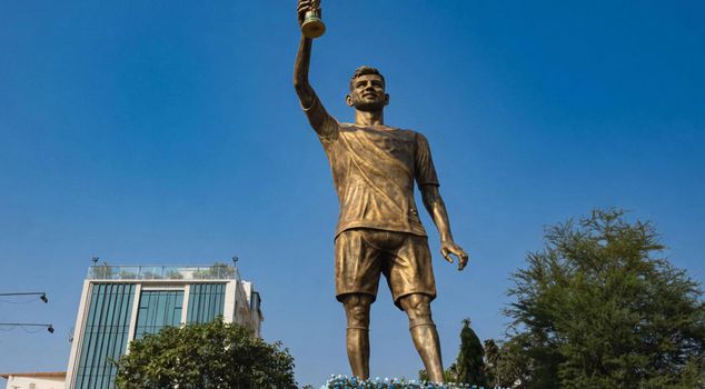 Messi's statue is being demolished
