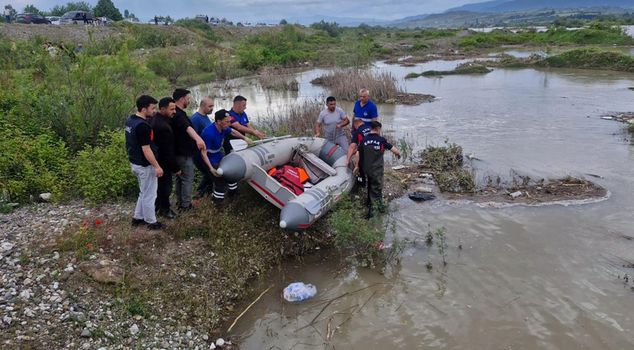 In Tokat, 2 of 4 young people who fell into the Kelkit Stream with an electric bicycle are missing.