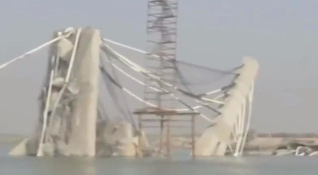 6 workers lost their lives when an under-construction bridge collapsed in India.