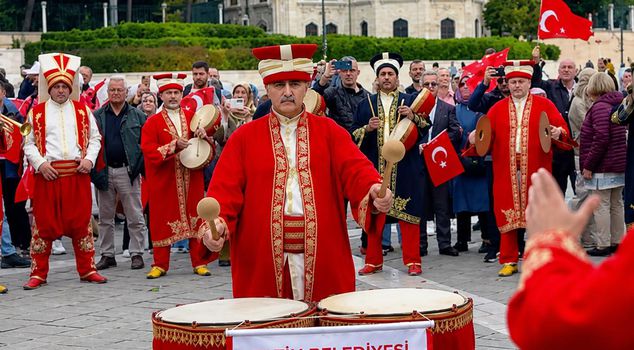 Conquest excitement in Istanbul! Intense interest in the Mehteran performance.