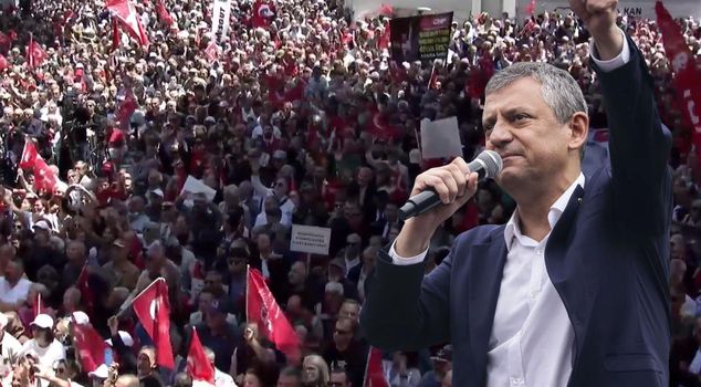 A sea of people in Güvenpark! The area was packed full ahead of Özgür Özel's program.