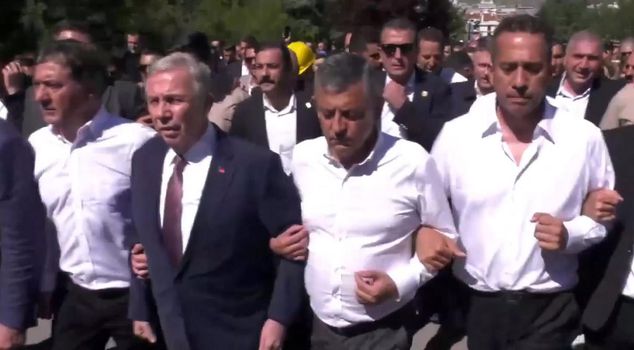 The image that marked Özel's march to Anıtkabır