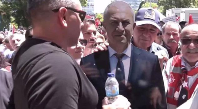 The CHP mayor who could not attend Özgür Özel's rally sent his own cardboard cutout.