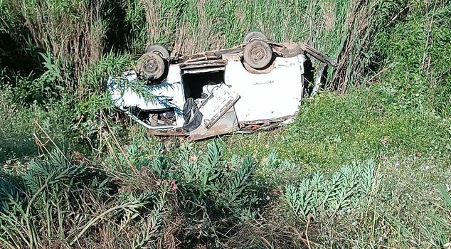 Driver dies after light commercial vehicle falls into a cliff in Manisa