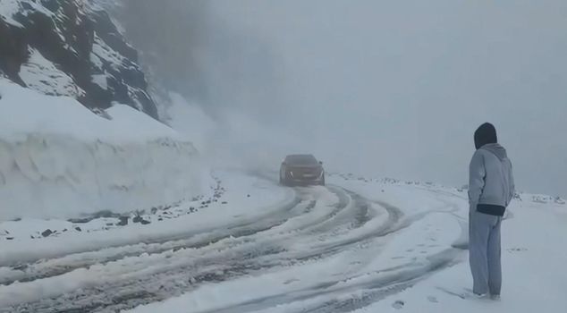 Snow surprise on the last day of May! There are citizens stranded.
