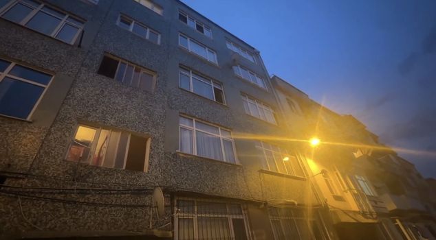 A woman died after falling from the 5th floor into an apartment gap while cleaning windows in Fatih.