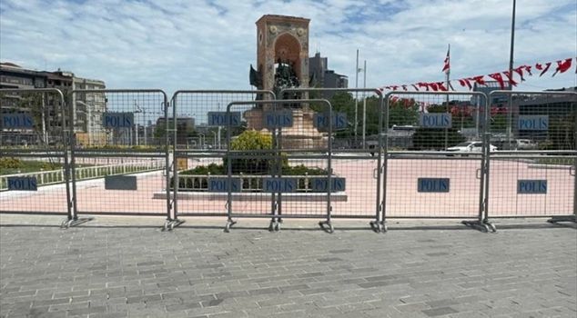 Some roads in two districts of Istanbul have been closed to traffic.